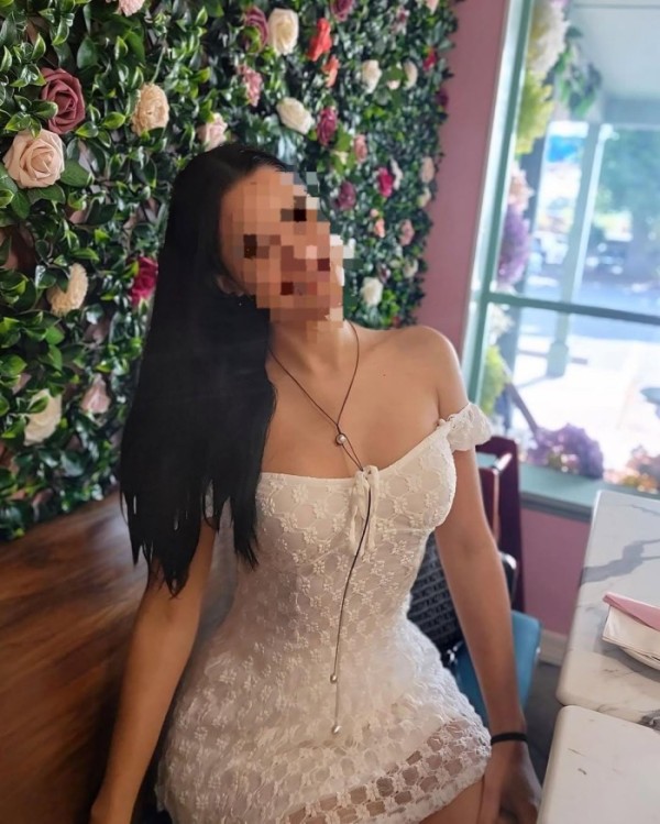 UNA PRECIOSA MUJER CON GANAA DE SEXO DURO