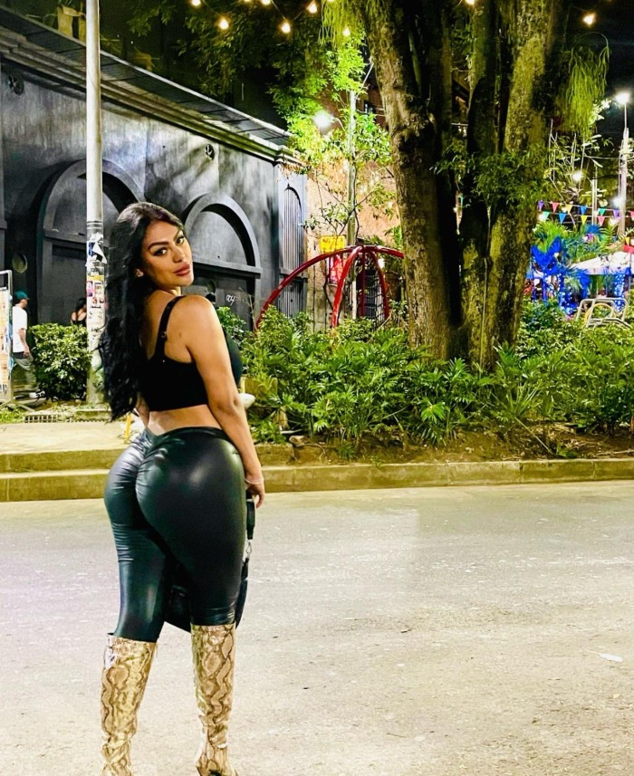 MORENA VEN A PASARLA RICO