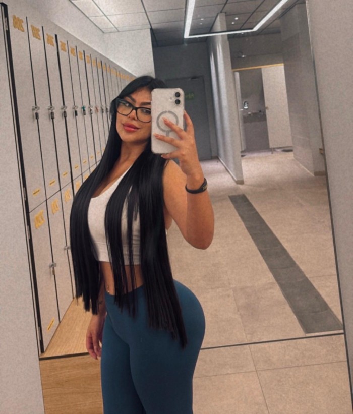 HERMOSA MORENA DE PASO POR TU CIUDAD