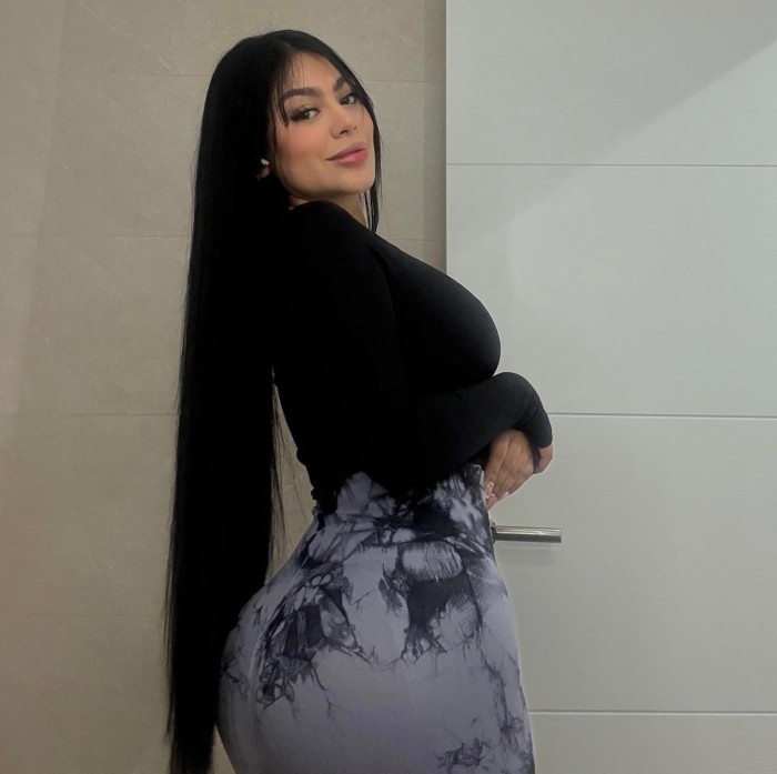 HERMOSA MORENA DE PASO POR TU CIUDAD