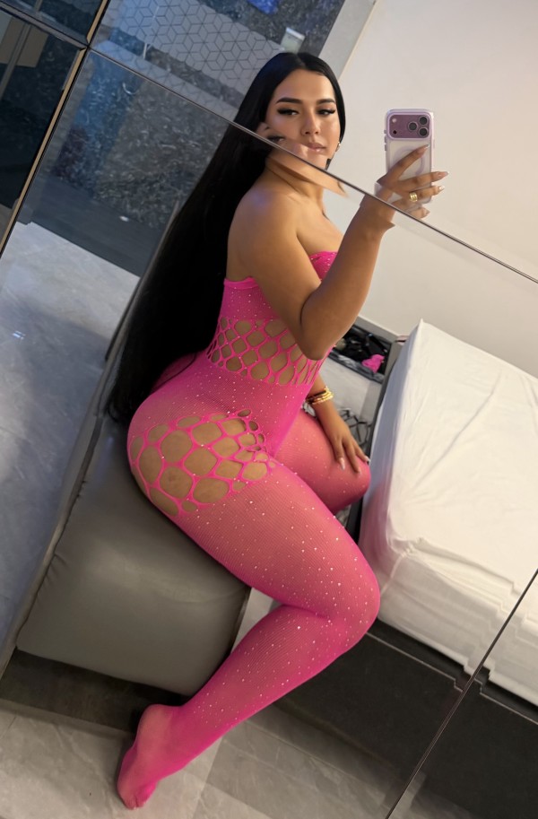 Hermosa y femenina trans colombiana dispuesta a todo