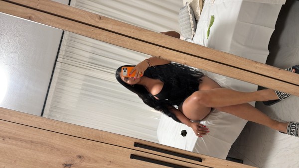 Hermosa y femenina trans colombiana dispuesta a todo
