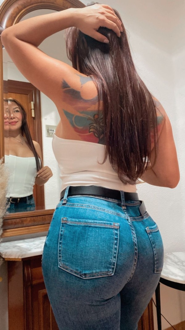 Sexy peliroja tatuada