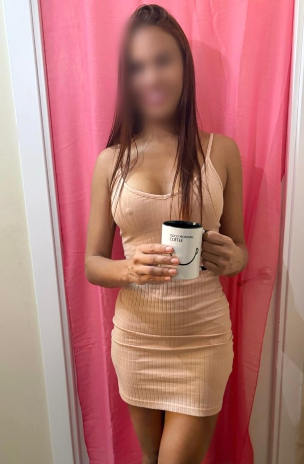 CLAUDIA, 25 AÑOS, NUEVA AUXILIAR DE FARMACIA Y MASAJISTA