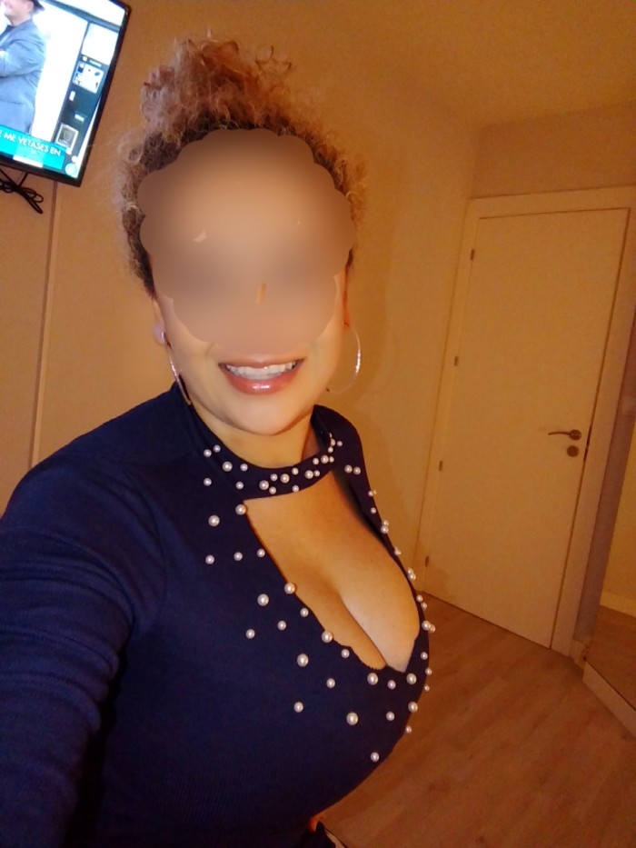 Katalina colombiana de curvas exuberantes