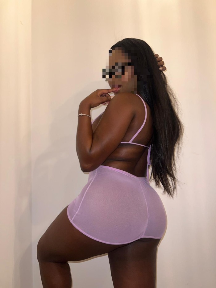 Diosa del ébano por tu isla caliente y extrovertid