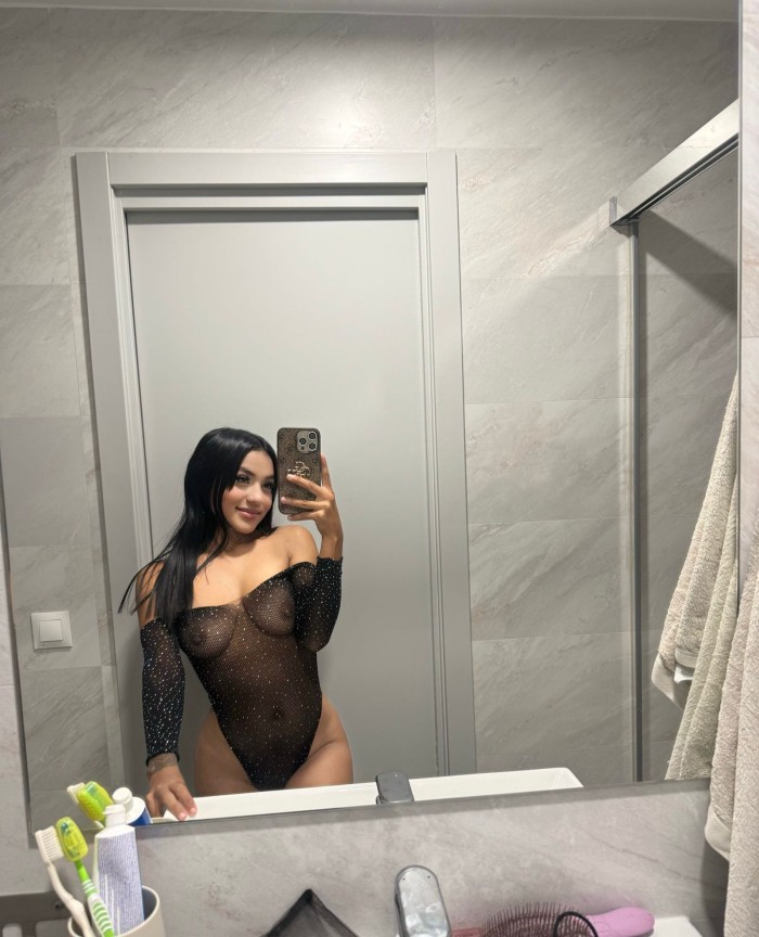 GUAPA Y ARDIENTE VENEZOLANA DE LUJO