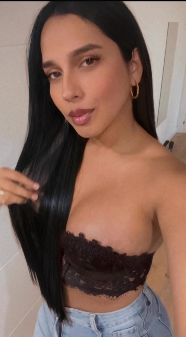 Hermosa y femenina trans colombiana dispuesta a todo