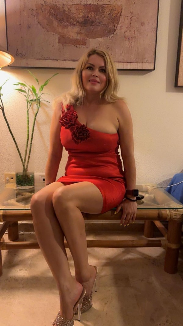 Jovencita juguetona complacente