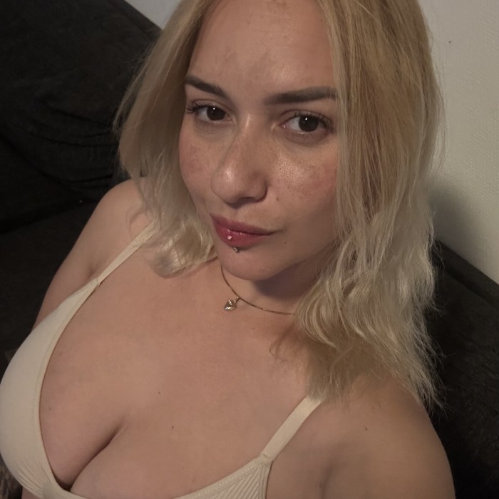 NOVEDAD RUBIA CON CHOCHITO CALIENTE Y HÚMEDO