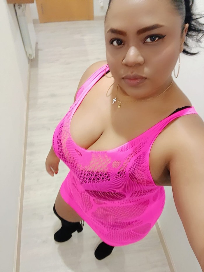 Morena caliente y complaciente