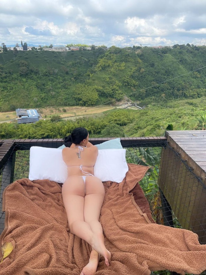 DELICIOSA COLOMBIANA VALENTINA.. TETONA CULONA EN TORREMOLINOS