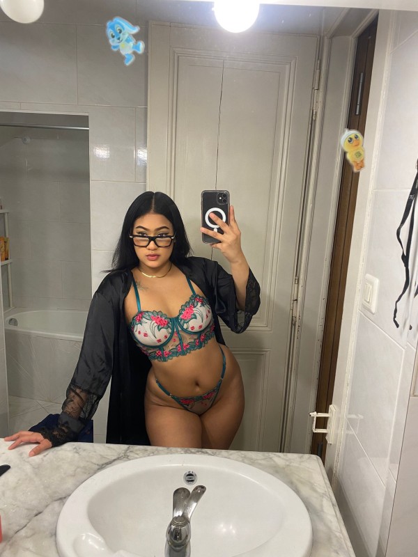 Soy Alix una bella latina