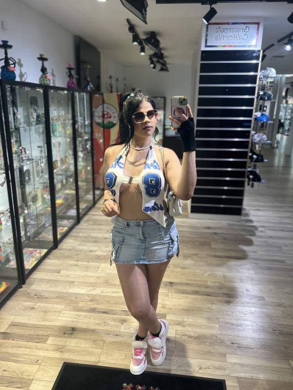 Nicole – Morena Alta y Elegante
