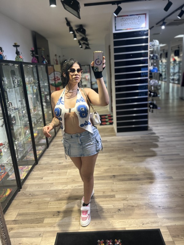 Nicole – Morena Alta y Elegante