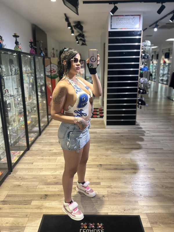 Nicole – Morena Alta y Elegante