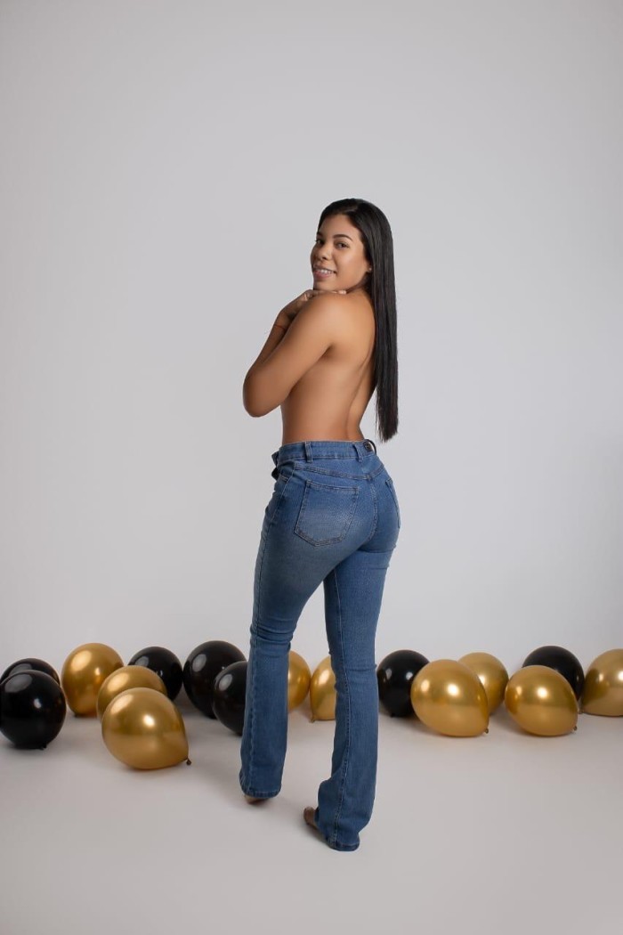 ENCANTADORA Y CACHONDA VENEZOLANA EN COLBLANC