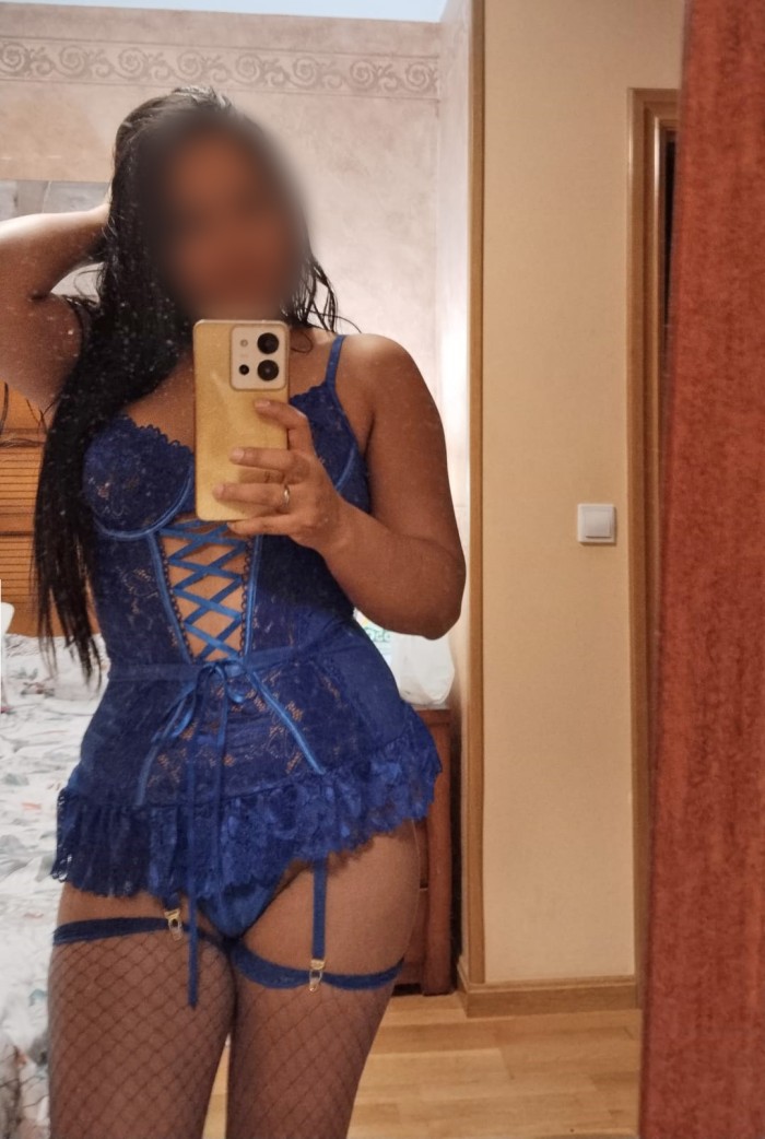 SANDRA COLEGIALA CON GANAS DE FIESTA Y CARA DE MUÑECA