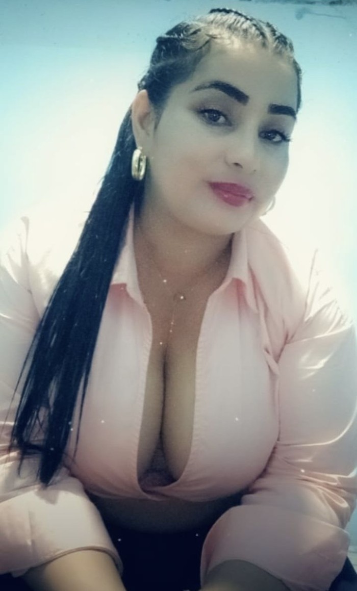 CAROLINA MUY COMPLACIENTE Y FIESTERA