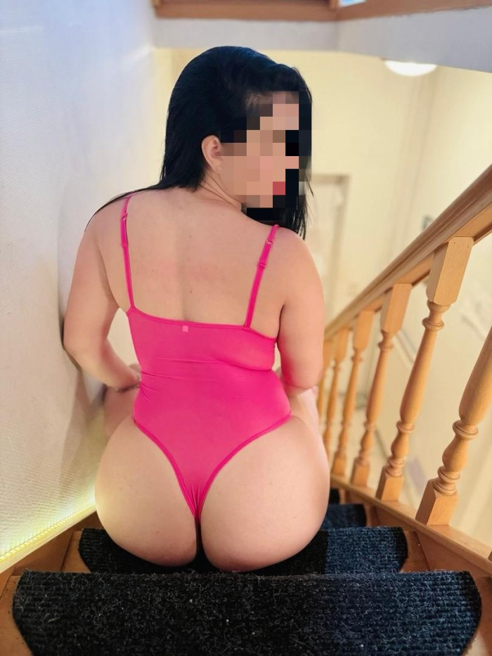 Una curvy sexy que te sacará toda esa leche!.