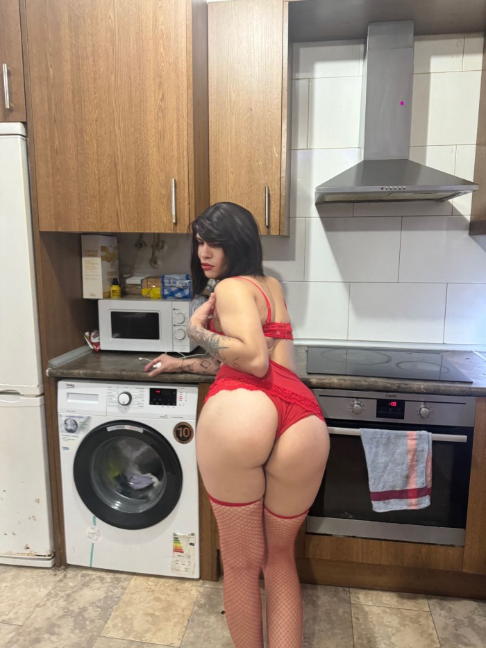 TRANS DIVINA MORENA CON GANAS DE FIESTA A TOPE