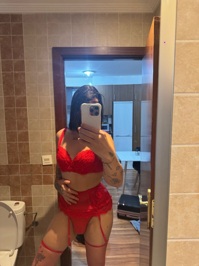 TRANS DIVINA MORENA CON GANAS DE FIESTA A TOPE