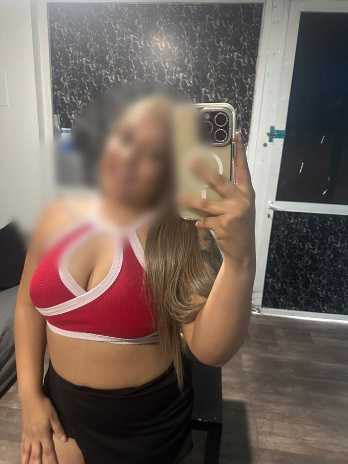 CHICA MUY CACHONDA QUIERE BEBER TU LECHITA