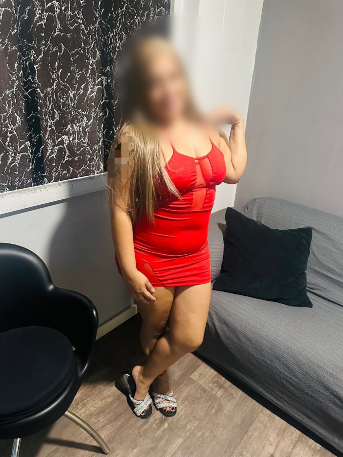 CHICA MUY CACHONDA QUIERE BEBER TU LECHITA