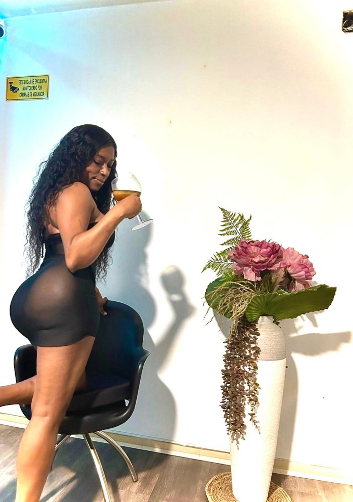 MORENA DIVINA CON UN CULAZO DESCOMUNAL