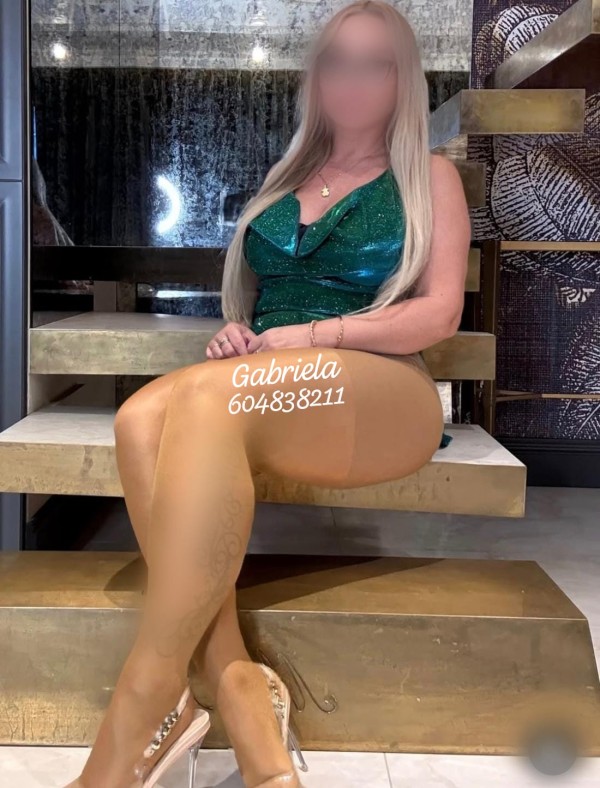 LATINA CON CURVAS DE SUEÑO IMPLICADA EN PLAYA INGLES MASPALOMAS