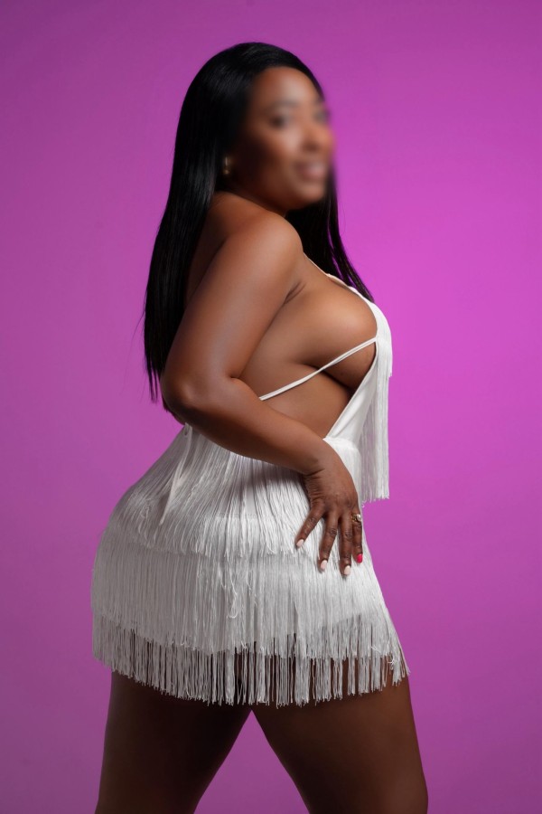 SEXY PERVERSA MORENA DE CURVAS ARDIENTES CACHONDA EN LA CUESTA NOVEDAD