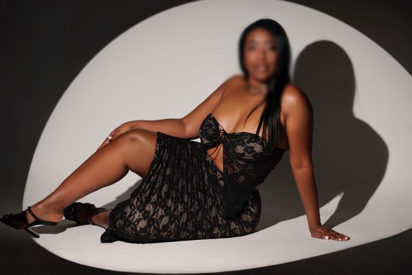 SEXY PERVERSA MORENA DE CURVAS ARDIENTES CACHONDA EN LA CUESTA NOVEDAD
