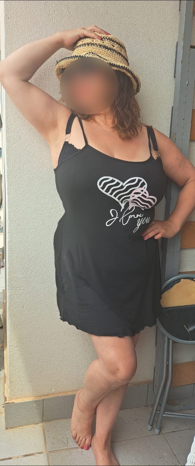 Doña Laura conejito peludo madurita osa juguetona