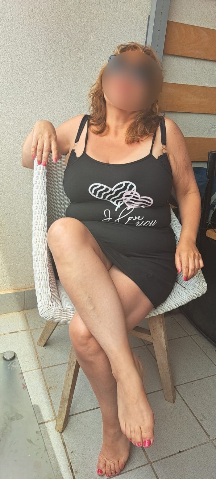 Doña Laura conejito peludo madurita osa juguetona