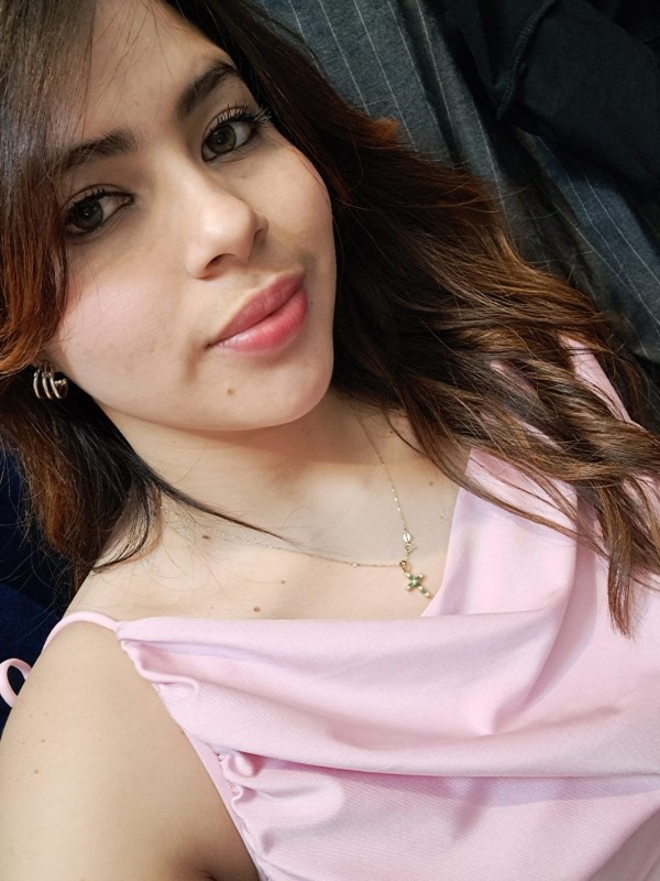 Una jovencita recién llegada de Colombia cachonda fotos reales 22 añitos
