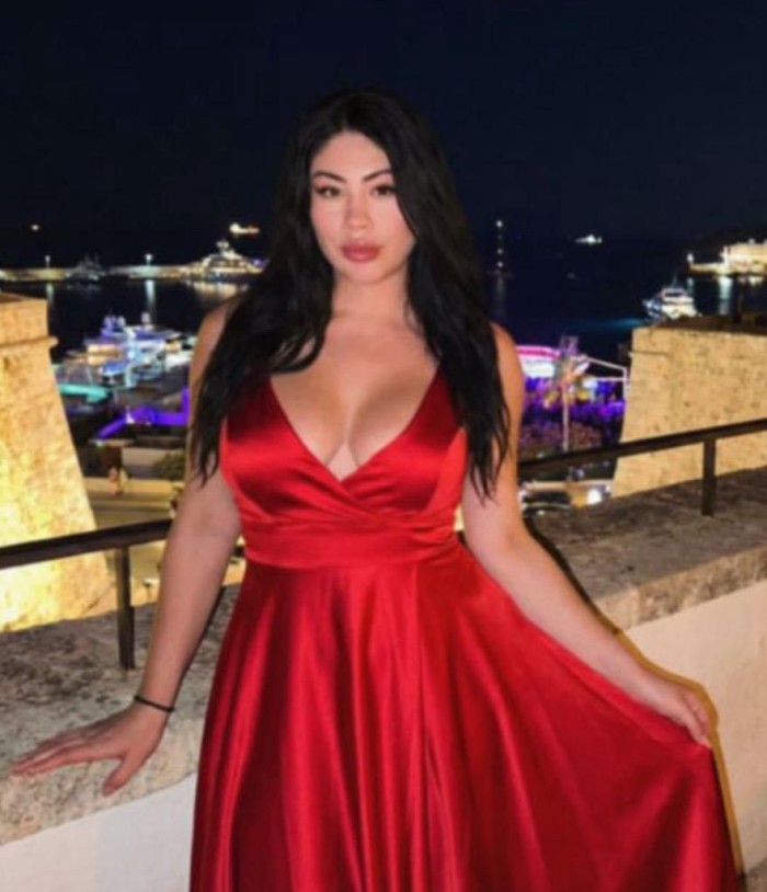 CHICA FIESTERA CARIÑOSA ALEGRE Y MUY ATREVIDA (PLAYA EMBOSSA)