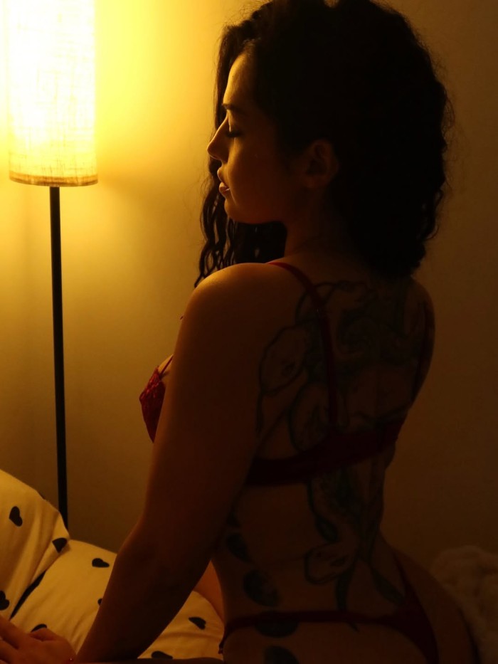 , ADRIANA , 22 AñOS , ESPAñOLA ,