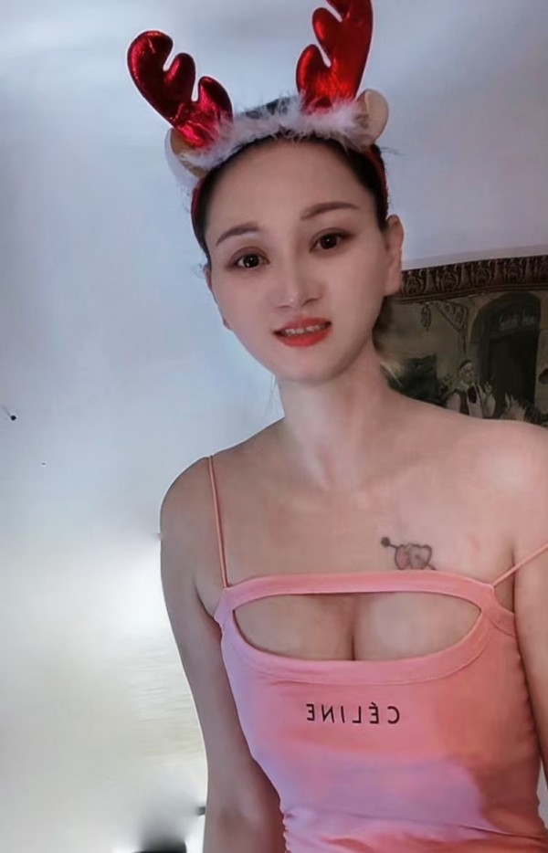 Chica asiática joven, dulce y cariñosa en Carolinas
