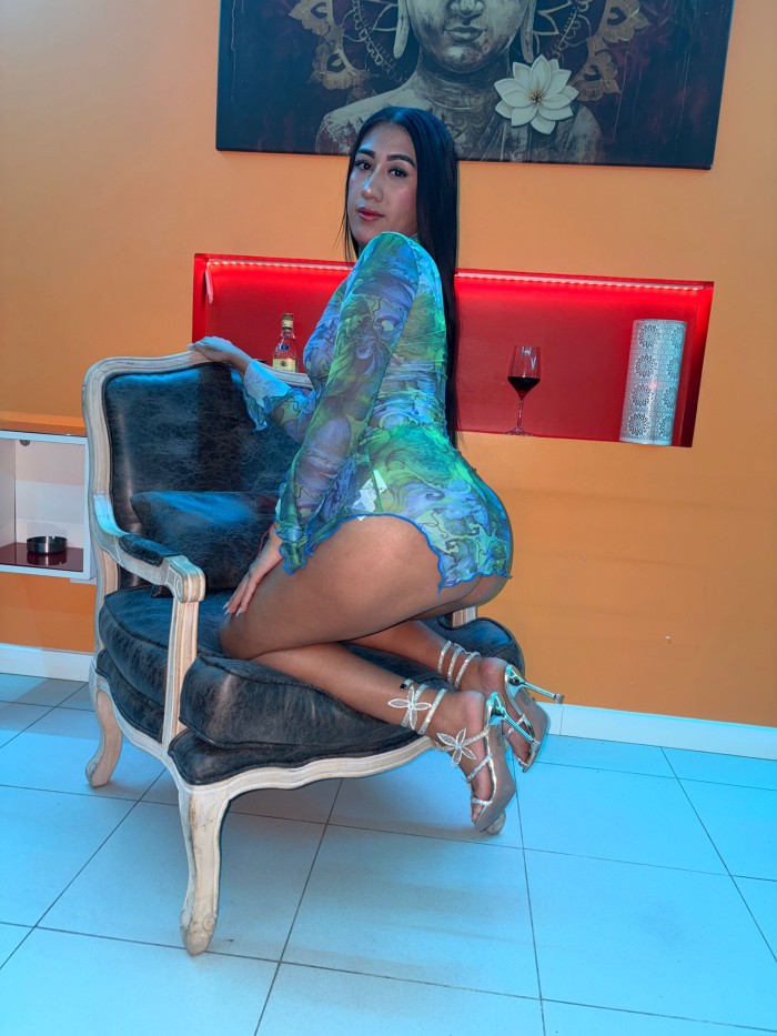 SARA: Mujer real, complaciente y muy caliente