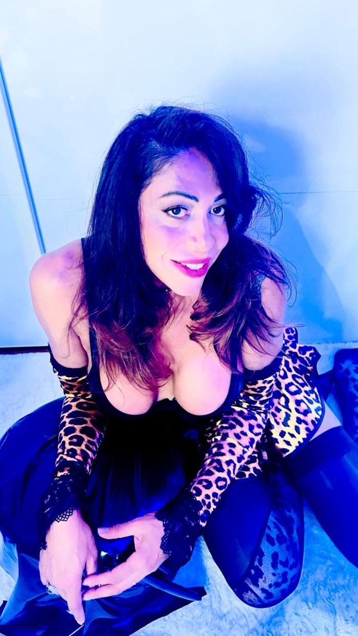 BIZCOCHO HERMOSA TRANS CALIENTE Y CACHONDA —  652719042