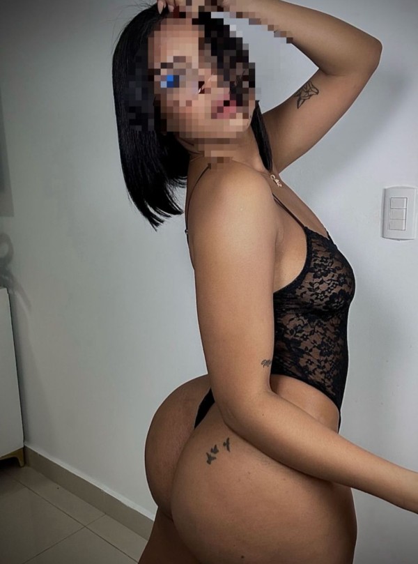 Hermosa latina caliente y fiestera
