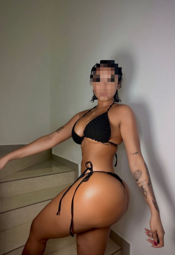 Hermosa latina caliente y fiestera