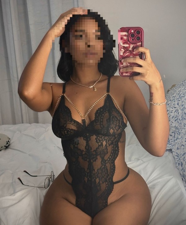 Hermosa latina caliente y fiestera
