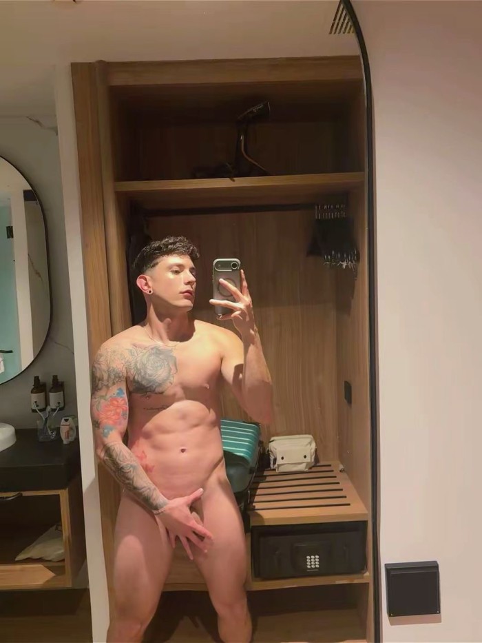 Chico recién llegado a tu ciudad activo dominante