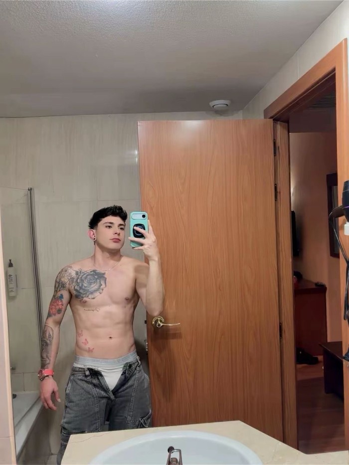 Chico recién llegado a tu ciudad activo dominante