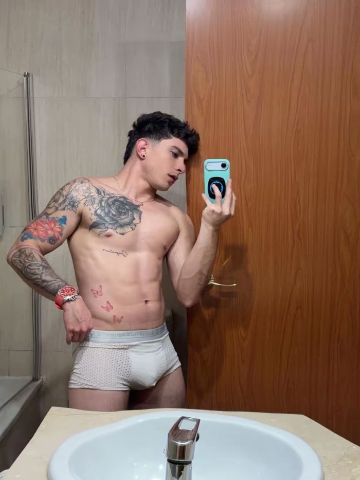 Chico recién llegado a tu ciudad activo dominante