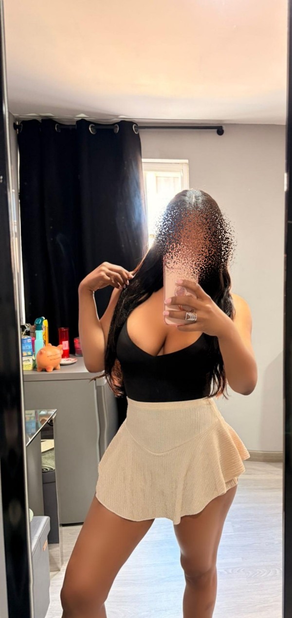 Bomboncito colombiano de pechos grandes y naturales 100%real