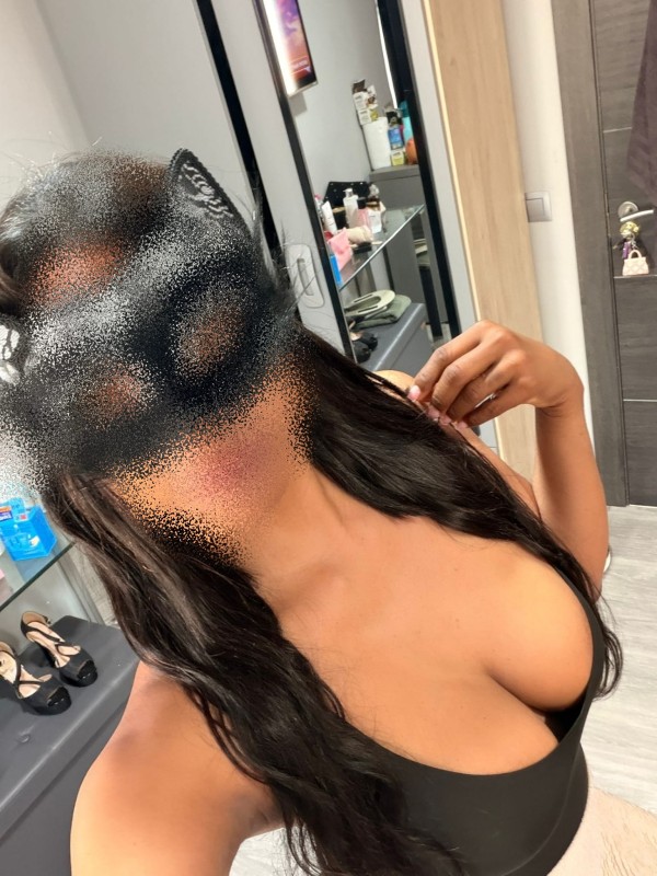 Bomboncito colombiano de pechos grandes y naturales 100%real