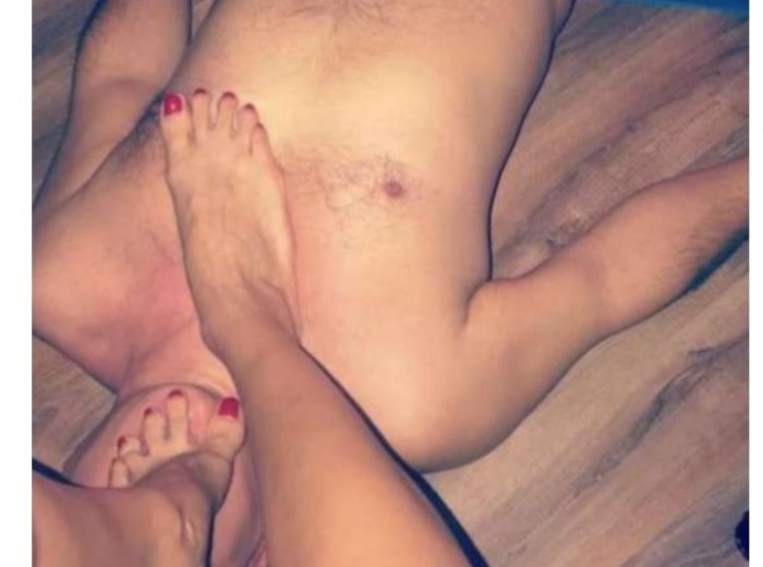 TE LA CHUPO DE RODILLA ENSALIVADA
