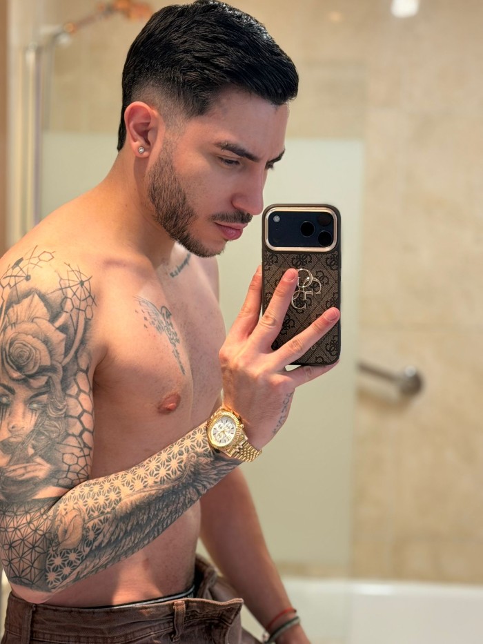 HOMBRE VARONIL DISPUESTO AL PLACER EN RETIRO